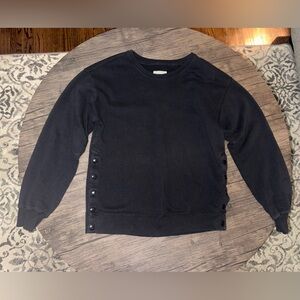 Abercrombie & Fitch black soft Af crewneck with button on the sides. Woman size